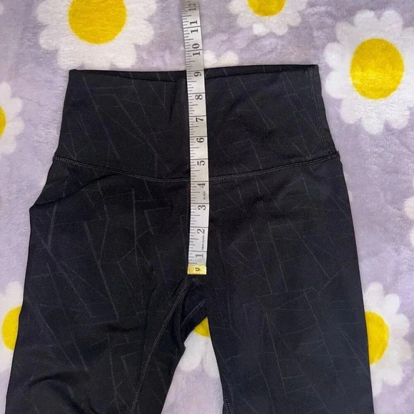 Lululemon Leggings Black on Black Geometric Print Women's Sz 4 Low Rise - Picture 6 of 7